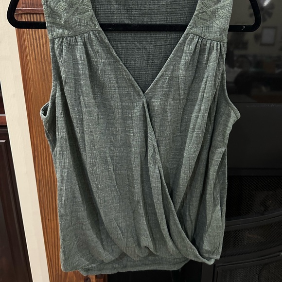 Cable & Gauge Olive Sleeveless Blouse - Picture 9 of 9